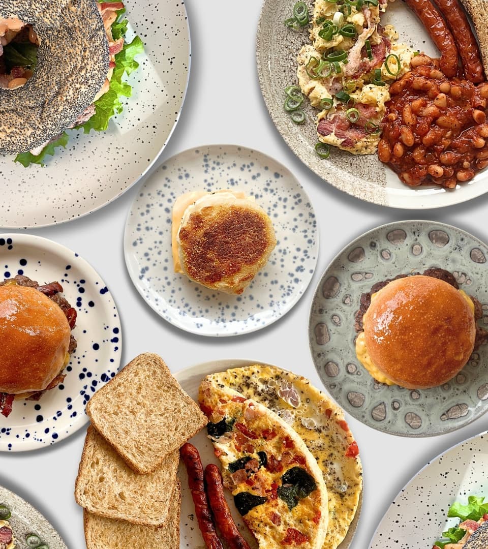 Apetyczne śniadanie w Zapini - muffiny angielskie z masłem, świeża kawa i domowa atmosfera restauracji w Słupsku